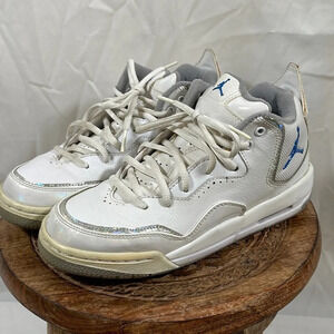 Youth Nike Air Jordan court side sneakers 5.5